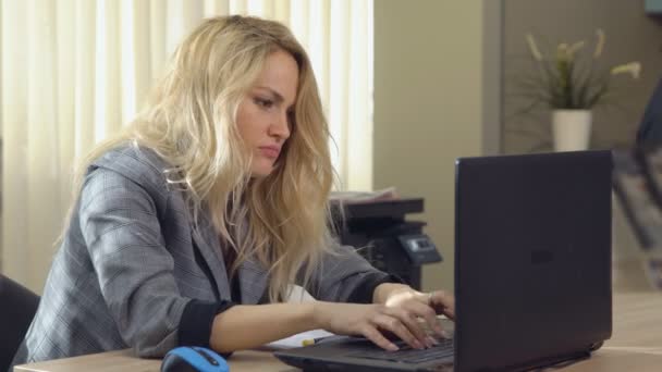сердита бізнес-леді в костюмі працює за комп'ютером в офісі
. - Кадри, відео