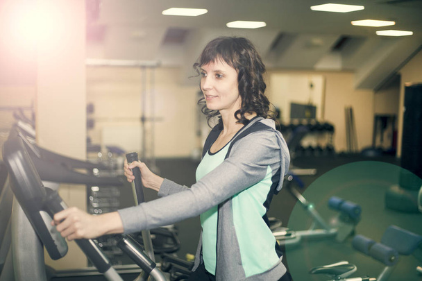 fitness cvičení žena provádí cvičení bar bench pressu na ramenou - Fotografie, Obrázek