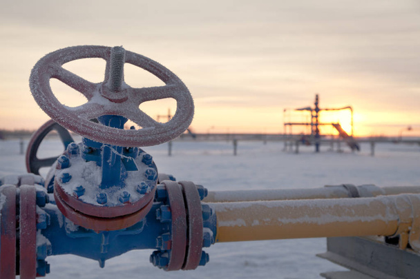 Petrol, gaz endüstrisi. Kuyu kapakları ve kapakçık armatürü  - Fotoğraf, Görsel
