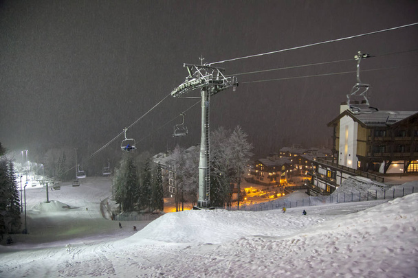 Горнолыжный курорт, ночные лыжи, снегопад
 - Фото, изображение