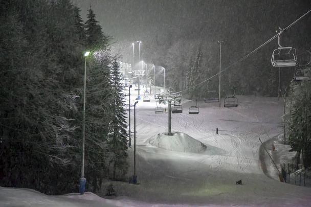 Ośrodek narciarski, narty, noc śniegu - Zdjęcie, obraz
