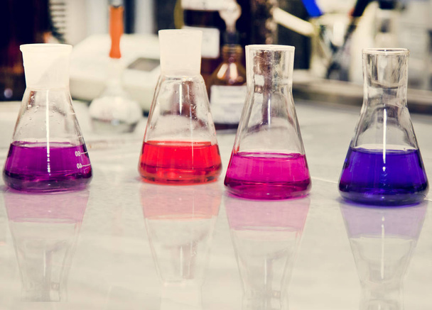 chemisch laboratorium, reageerbuisjes met doping, afgezwakt - Foto, afbeelding