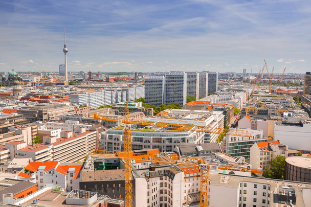Berlin, Németország - 2017. június 15.: Építészet city Center, Berlin, Németország. Berlin az a főváros és a legnagyobb német város, amelynek lakossága mintegy 3,7 millió ember. - Fotó, kép