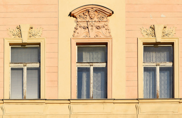 Αρχιτεκτονικά στοιχεία της πρόσοψης ενός αρχαίου κτιρίου. Παράθυρα. Πράγα, 2018. - Φωτογραφία, εικόνα