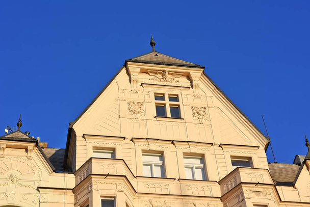 Архітектурні елементи фасаду старовинною будівлею. Windows. Прага, 2018. - Фото, зображення
