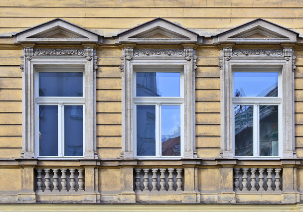 Építészeti elemeit a homlokzat egy régi épület. Windows. Prága, 2018. - Fotó, kép