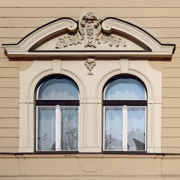 architektonische Elemente der Fassade eines antiken Gebäudes. Fenster. Prag, 2018. - Foto, Bild