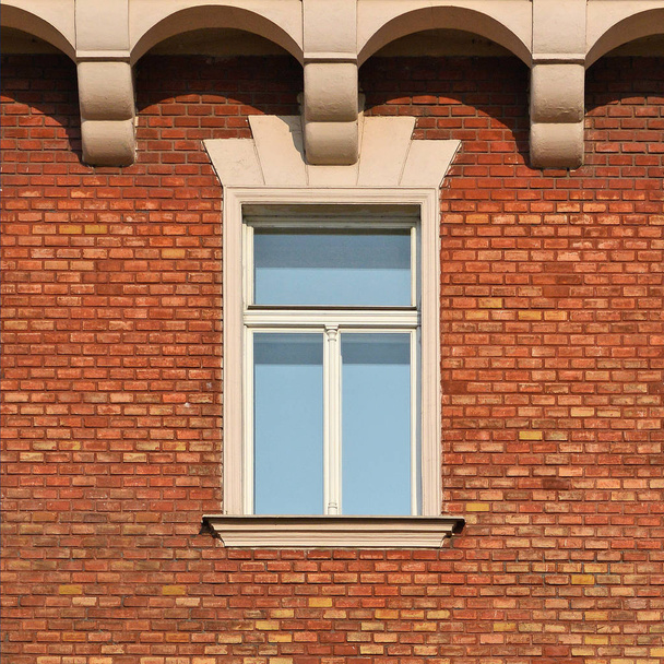 Вікно старої будівлі. Прага, 2018.         - Фото, зображення