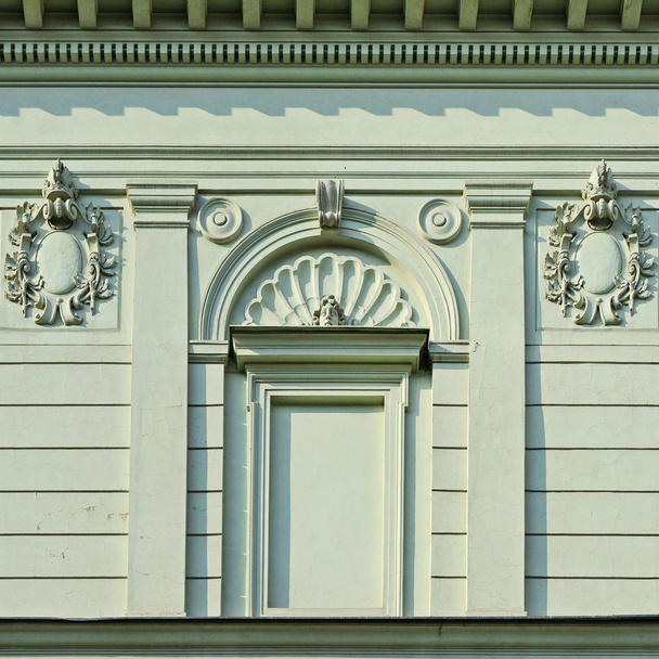 Fenêtre d'un vieux bâtiment. Prague, 2018
.         - Photo, image