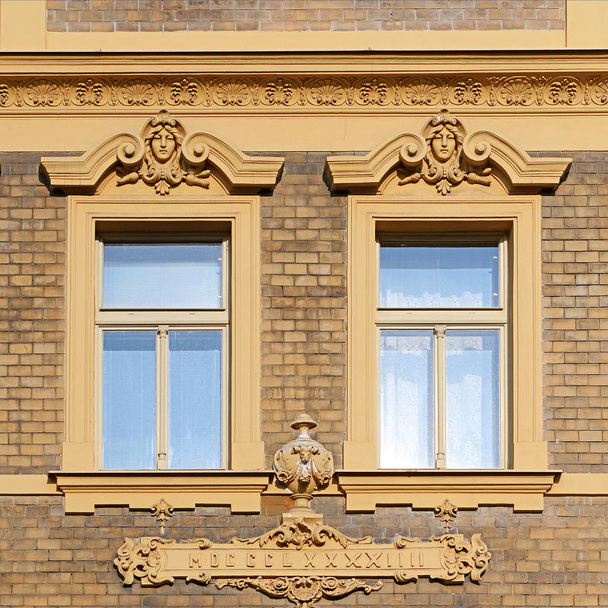 Építészeti elemeit a homlokzat egy régi épület. Windows. Prága, 2018. - Fotó, kép