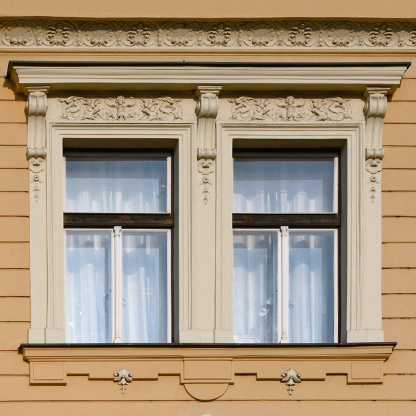 Eski bir bina cephe mimari unsurları. Windows. Prag, 2018. - Fotoğraf, Görsel
