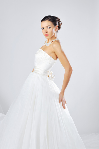 junge schöne Frau trägt luxuriöses Hochzeitskleid - Foto, Bild