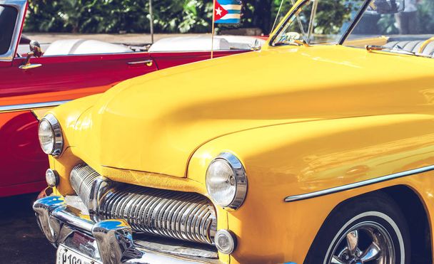 HDR Photo American Classic car on street in Havana Cuba - Foto, imagen