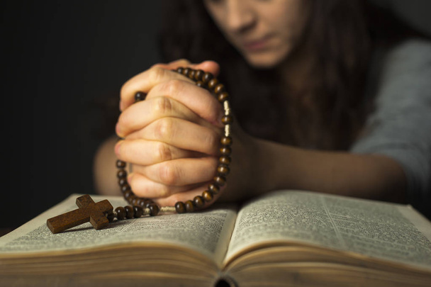 Hands praying on holy Bible - Zdjęcie, obraz