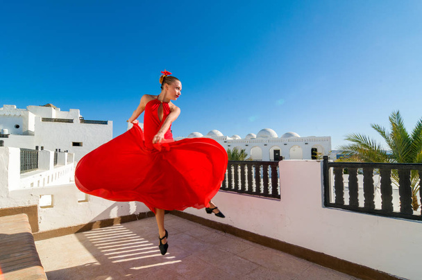 Red flamenco dancer - Фото, зображення