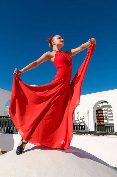 Red flamenco dancer - Фото, зображення