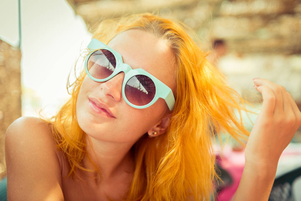 Femme aux cheveux roux dans un café de plage
 - Photo, image