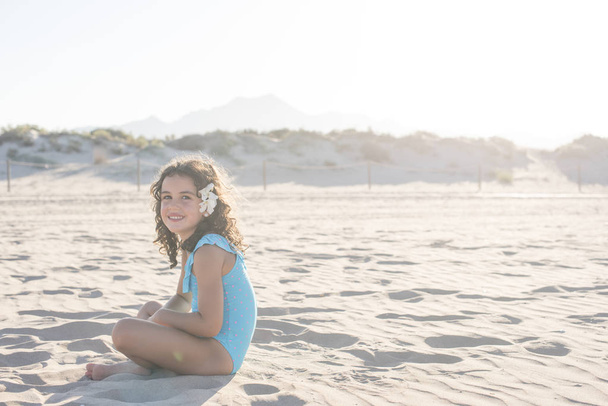 маленька дівчинка відпочиває на пляжі
 - Фото, зображення