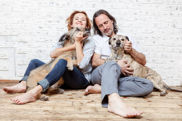 A happy married couple with their dogs, a seed portrait, love, c - Foto, immagini