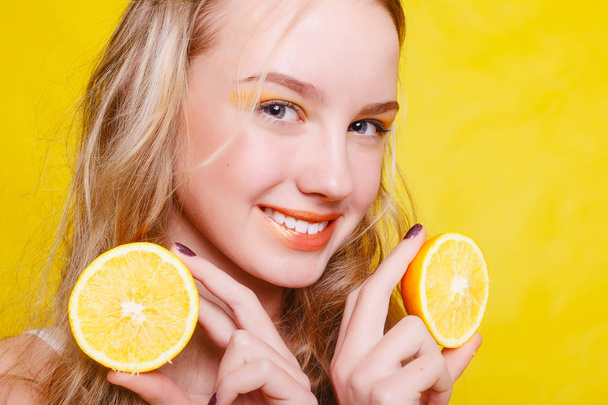 Beauty Model Girl takes Juicy Oranges - Fotoğraf, Görsel