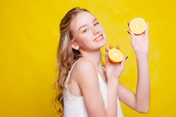 Beauty Model Girl takes Juicy Oranges - Fotografie, Obrázek