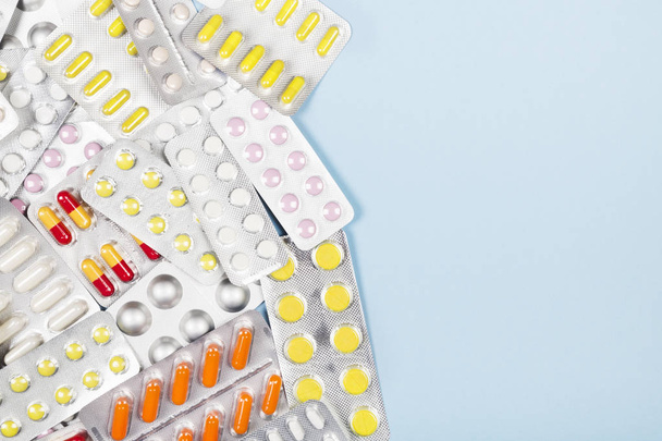 Various medicine pills on blue background. Top view, copy space - Foto, imagen