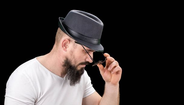 Silhueta de jovem confiante bonito homem barbudo hipster em ha
 - Foto, Imagem
