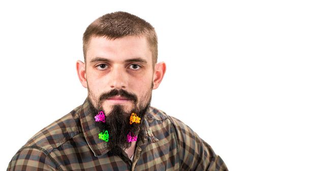 Ritratto di bell'uomo con la barba ornata di fermagli per capelli è su
  - Foto, immagini