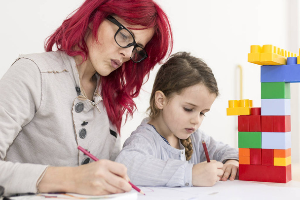 Mamá y su hija pasan tiempo juntos dibujando con color Penci
 - Foto, imagen