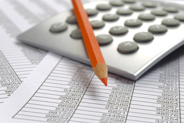 калькулятор і олівець на графіку фінансового бізнесу
 - Фото, зображення