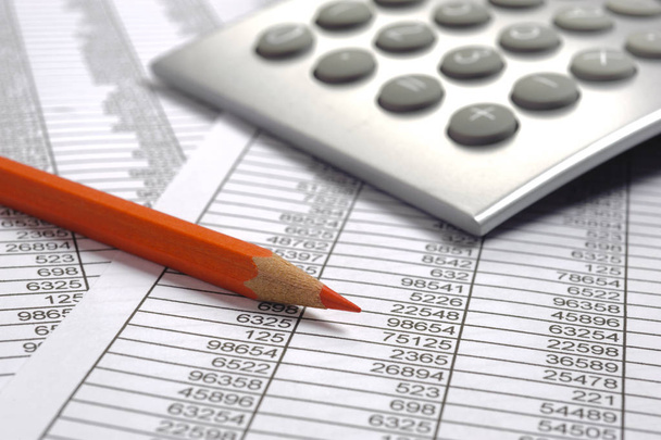 калькулятор і олівець на графіку фінансового бізнесу
 - Фото, зображення