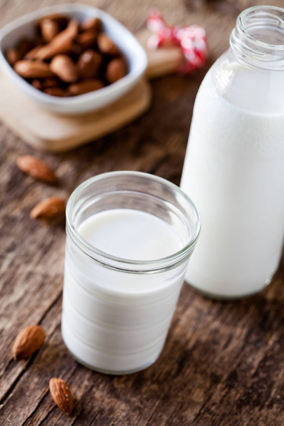 szklanka mleka migdałowego - Zdjęcie, obraz