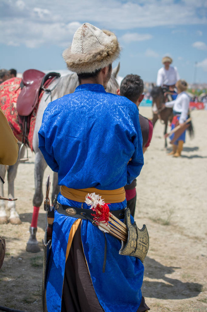 Примеры турецкого мужчины и всадника этнической одежды - Фото, изображение