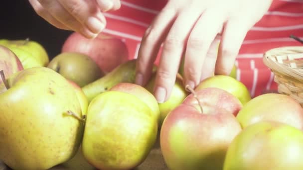 Mujer con dos manos pone fruta en cesta cámara lenta
 - Metraje, vídeo