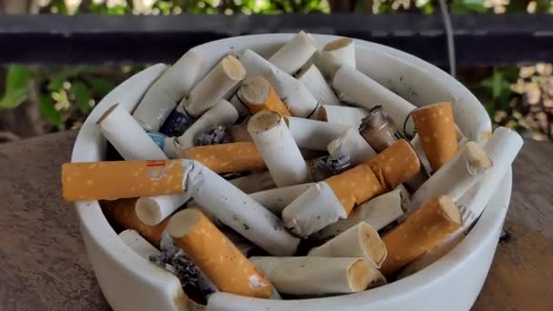 灰皿でたばこ関連のスタブ項目ドーリー ショット. - 映像、動画