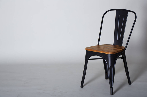 Acciaio con sedia in legno su Grigio
  - Foto, immagini