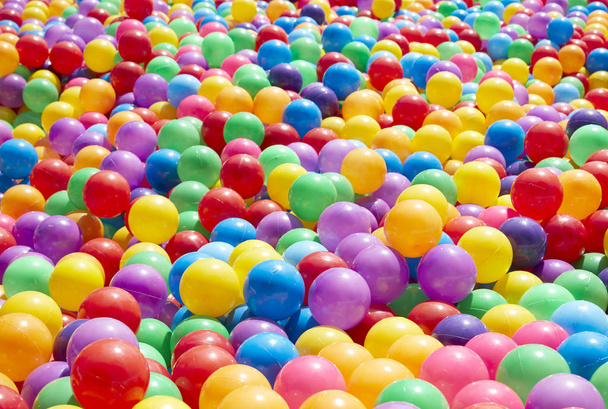 színes műanyag labdák háttér - Fotó, kép