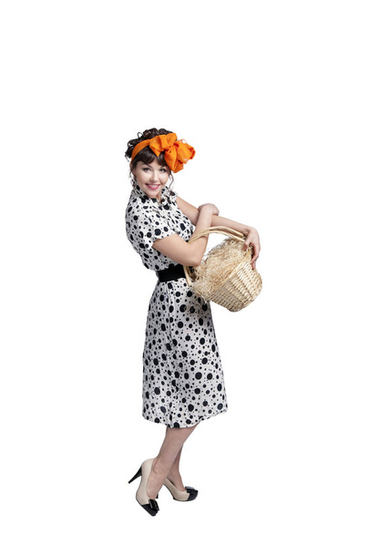 Chica joven sosteniendo una cesta
  - Foto, Imagen