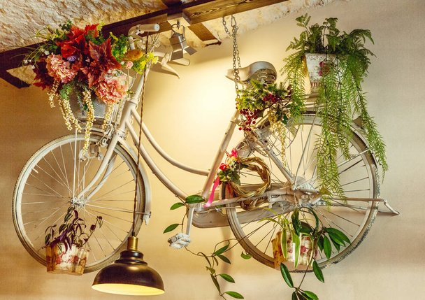 Decorative bicycle on the wall, beautiful decoration of the room - Fotoğraf, Görsel