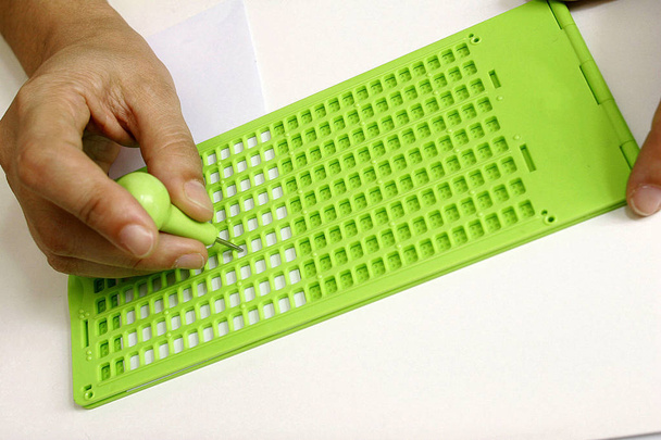 instrument om te schrijven in braille - Foto, afbeelding