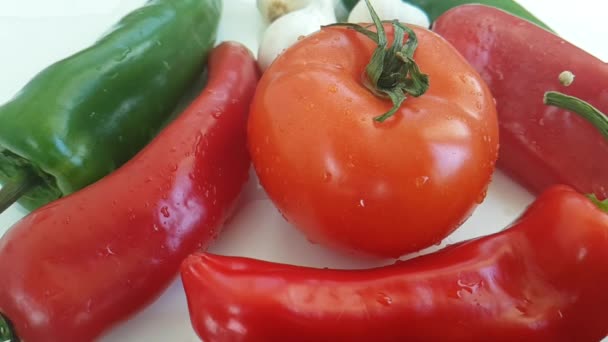 помидор красный перец, чеснок на белом фоне черные капли перца
 - Кадры, видео
