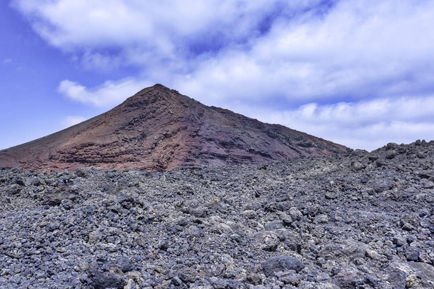 Piros vulkán - Timanfaya Nemzeti Park, Lanzarote, Kanári-szigetek, Spanyolország - Fotó, kép