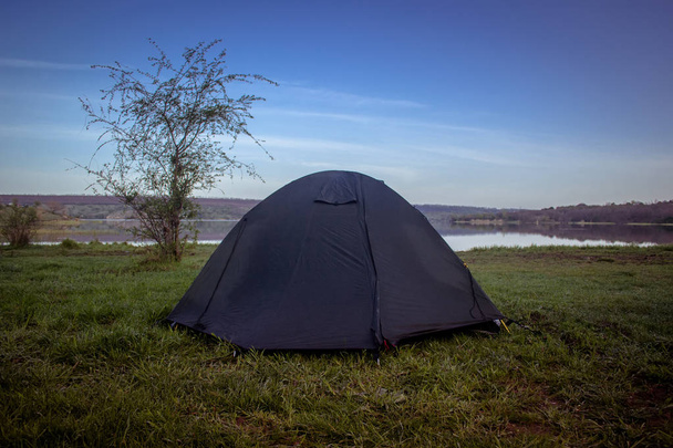 Tenda turística acampando na margem do rio. Bug do Sul. Ucrânia
 - Foto, Imagem