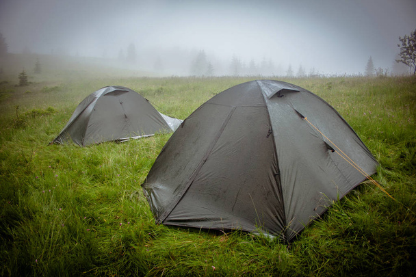 Carpa turística acampando bajo la lluvia en las montañas. Carpath ucraniano
 - Foto, imagen