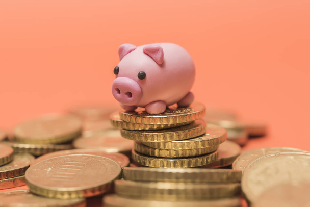 Concepto de ahorro. Micro Piggy Bank y monedas en euros Concepto de dinero
. - Foto, imagen
