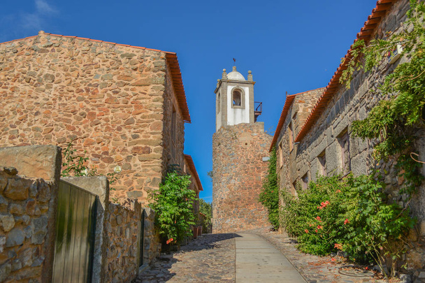 ciudad medieval con fortaleza, casas y torre
 - Foto, Imagen