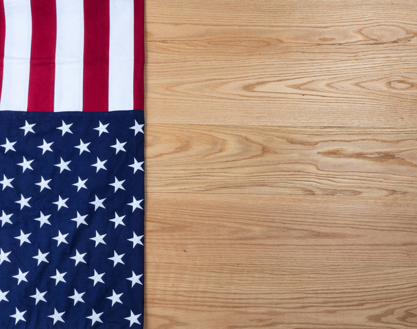 Bandera de EE.UU. sobre tablones de madera de roble rojo para el fondo de vacaciones
 - Foto, Imagen