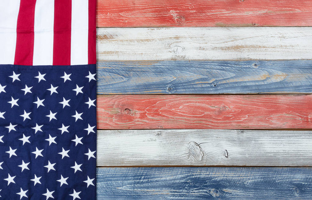 Αμερικανική σημαία και εθνικά χρώματα στο ρουστίκ ξύλινες σανίδες για διακοπές  - Φωτογραφία, εικόνα