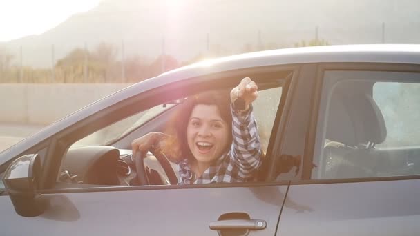 Kobieta kierowca Wyświetlono kluczyki do samochodu uśmiechający się zadowolony w jej nowy samochód - Materiał filmowy, wideo