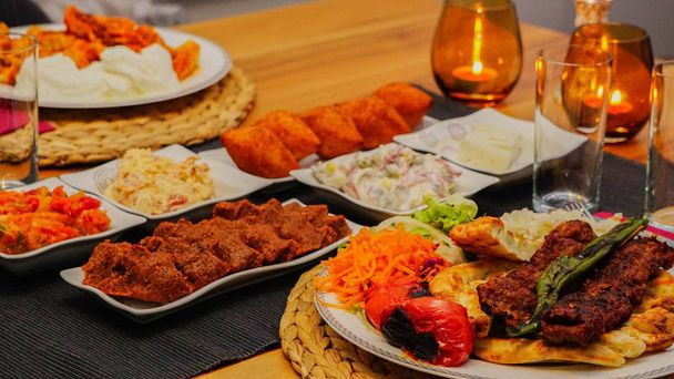 Turecki Kebap i różne przekąski na stół z drewna szczery obrazu - Zdjęcie, obraz